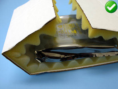 Defekte Festplatte in Schaumstoff verkleidete Versandkartons verpacken Festplatte stoßsicher verpacken